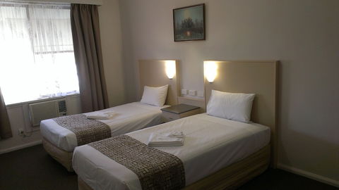 Lindy Lodge Motel - Sunshine Coast Guide 1