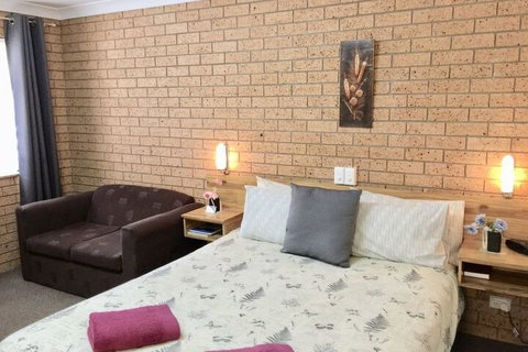 Three Ways Motel - Sunshine Coast Guide 1