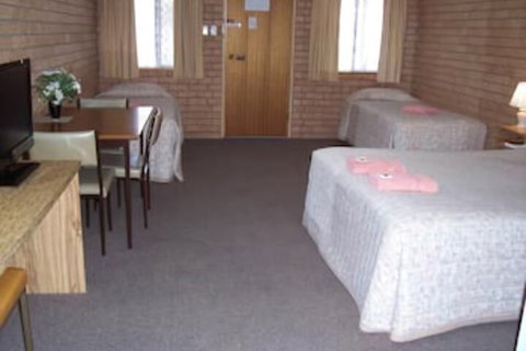 Three Ways Motel - Sunshine Coast Guide 4