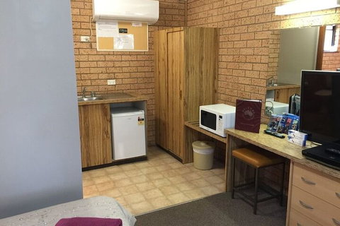 Three Ways Motel - Sunshine Coast Guide 6