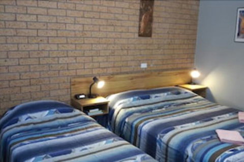 Three Ways Motel - Sunshine Coast Guide 7