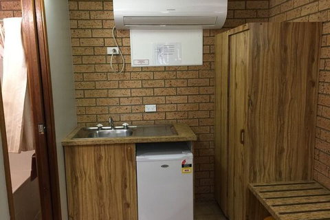 Three Ways Motel - Sunshine Coast Guide 3