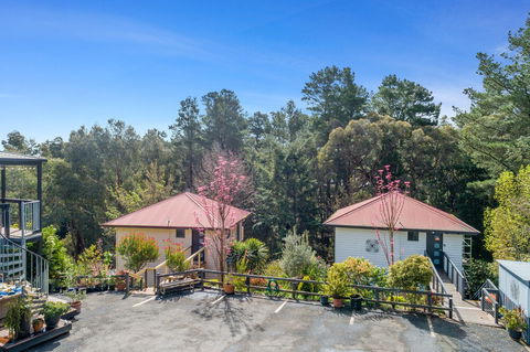 Cloverhill Hepburn Springs - Sunshine Coast Guide 0