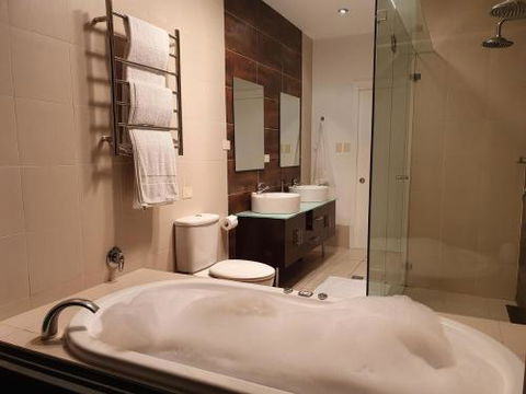 Sanctuary Hill Retreat - Sunshine Coast Guide 3