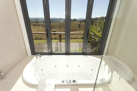 Sanctuary Hill Retreat - Sunshine Coast Guide 2