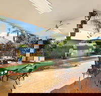 Edward Parry Motel  Apartments - Sunshine Coast Guide