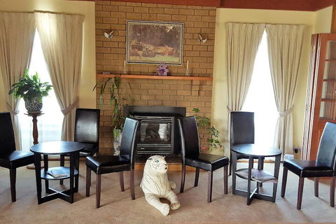 Hepburn Springs Motor Inn - Sunshine Coast Guide 7