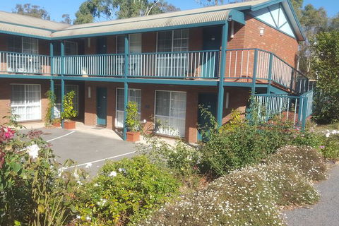 Hepburn Springs Motor Inn - Sunshine Coast Guide 2