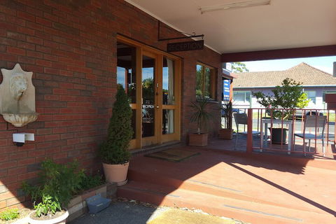 Hepburn Springs Motor Inn - Sunshine Coast Guide 1