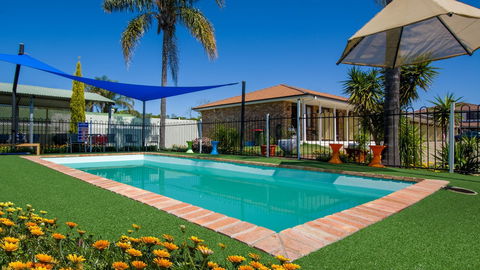 Aalbany Motel - Sunshine Coast Guide 1