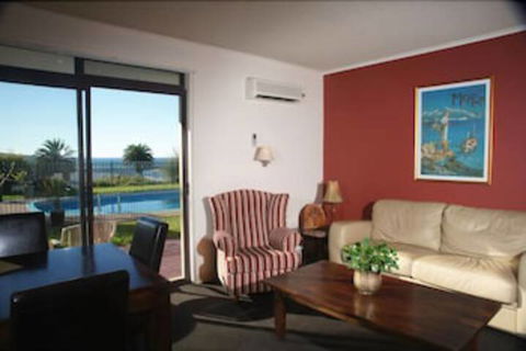 Whale Motor Inn And Restaurant - Sunshine Coast Guide 3