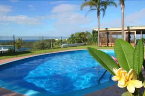 Whale Motor Inn And Restaurant - Sunshine Coast Guide 1