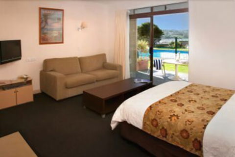 Whale Motor Inn And Restaurant - Sunshine Coast Guide 4