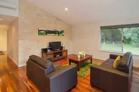 Acacia Chalets - Sunshine Coast Guide 2