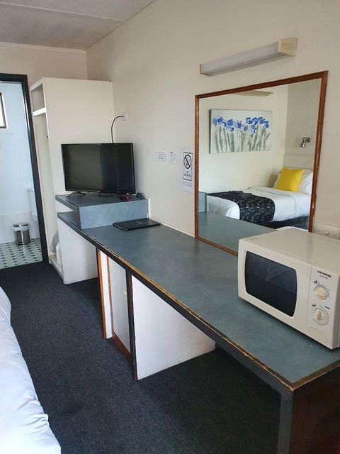 Budget On The Lake - Sunshine Coast Guide 0