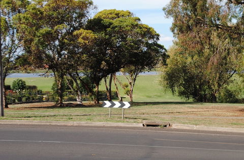 Budget On The Lake - Sunshine Coast Guide 1