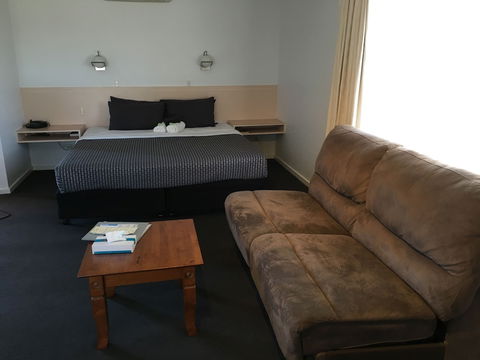 Budget On The Lake - Sunshine Coast Guide 2