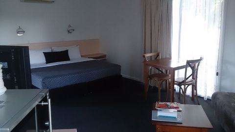 Budget On The Lake - Sunshine Coast Guide 3