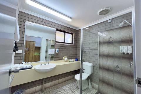 Albury Garden Court Motel - Sunshine Coast Guide 4