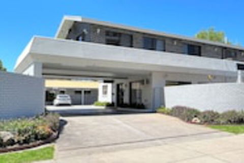 Albury Garden Court Motel - Sunshine Coast Guide 0