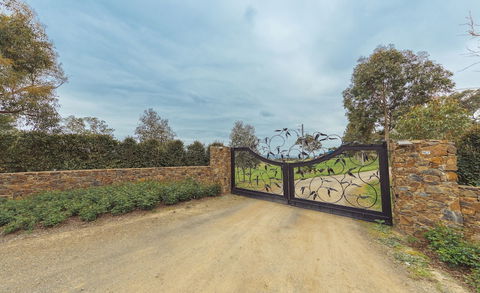 Outlook Hill Vineyard Cottages - Sunshine Coast Guide 0