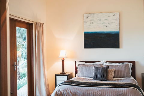 Outlook Hill Vineyard Cottages - Sunshine Coast Guide 6