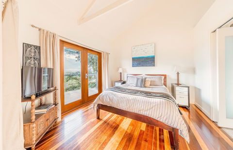 Outlook Hill Vineyard Cottages - Sunshine Coast Guide 2