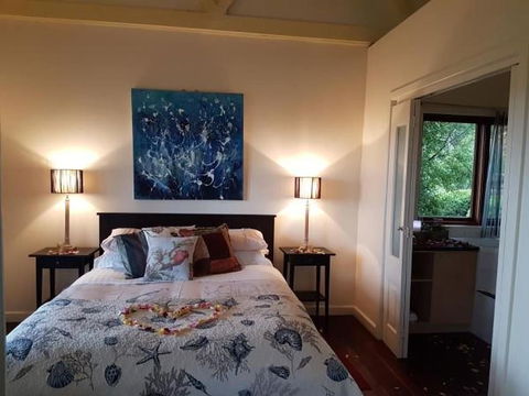 Outlook Hill Vineyard Cottages - Sunshine Coast Guide 5