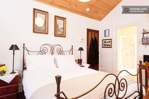 Stones Throw Cottage Bed & Breakfast - Sunshine Coast Guide 2