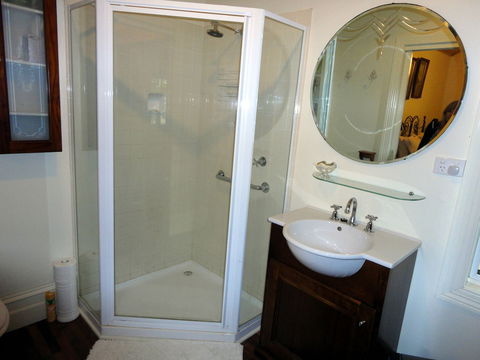 Stones Throw Cottage Bed & Breakfast - Sunshine Coast Guide 4