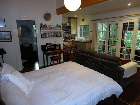 Stones Throw Cottage Bed & Breakfast - Sunshine Coast Guide 1