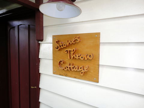 Stones Throw Cottage Bed & Breakfast - Sunshine Coast Guide 0