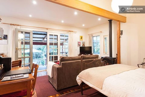 Stones Throw Cottage Bed & Breakfast - Sunshine Coast Guide 3
