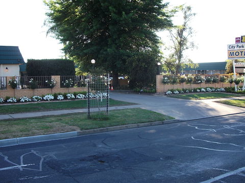 City Park Motel & Apartments - Sunshine Coast Guide 0