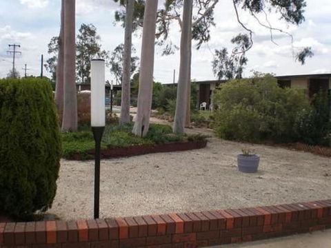 Riviana Motel - Sunshine Coast Guide 3