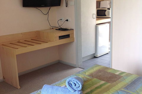 Farnboro Motel - Sunshine Coast Guide 4