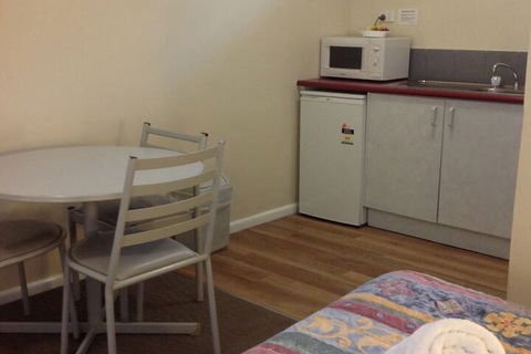 Farnboro Motel - Sunshine Coast Guide 7