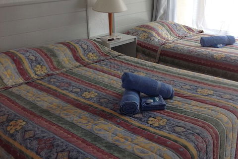 Farnboro Motel - Sunshine Coast Guide 3
