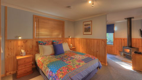 Derwent Bridge Chalets & Studios - Sunshine Coast Guide 1