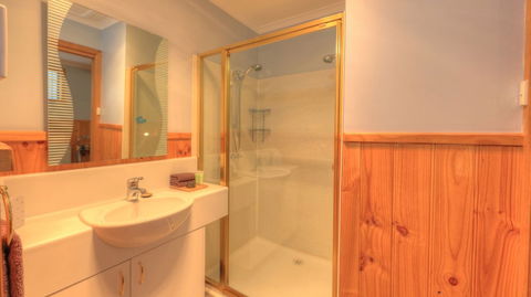Derwent Bridge Chalets & Studios - Sunshine Coast Guide 4