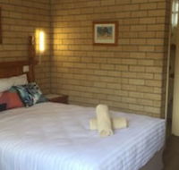 Lake Front Motel - Sunshine Coast Guide