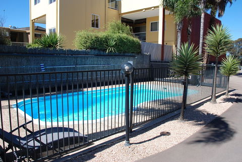Cunningham Shore Motel - Sunshine Coast Guide 5