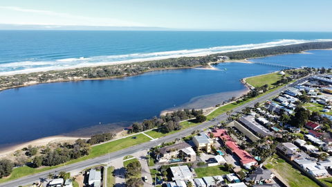 Cunningham Shore Motel - Sunshine Coast Guide 0