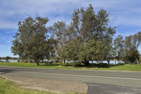 Cunningham Shore Motel - Sunshine Coast Guide 2