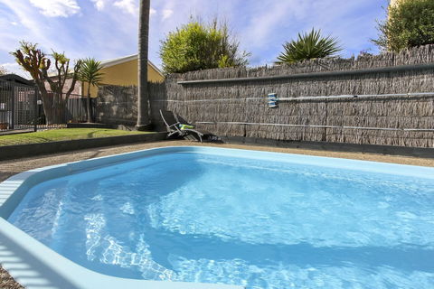 Cunningham Shore Motel - Sunshine Coast Guide 6