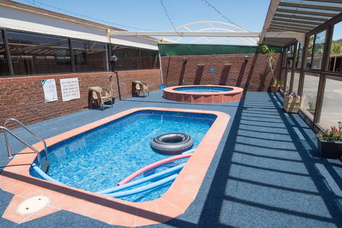 Elm Court Motel - Sunshine Coast Guide 1