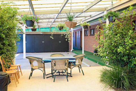 Elm Court Motel - Sunshine Coast Guide 2