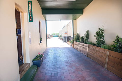 Elm Court Motel - Sunshine Coast Guide 4