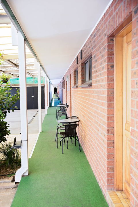 Elm Court Motel - Sunshine Coast Guide 5
