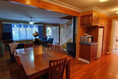 Sails Elegant Spacious Beach Villa - Sunshine Coast Guide 3